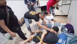 Polisi menangkap pelaku RAS di rumah kos di Semarang. (Liputan6.com/Arief Pramono)
