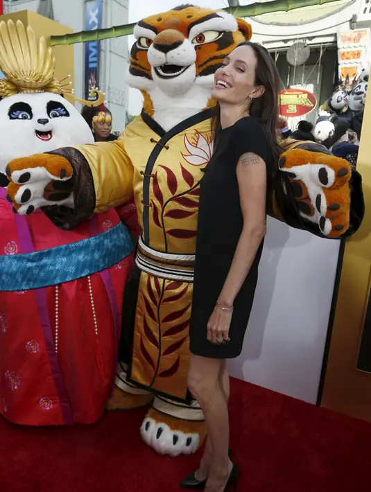 Artis Angelina Jolie saat berpose dengan salah satu  film kartun " Kung Fu Panda 3 " di Hollywood, California, (16/1).  Film ini nantinya kan diputar diseluruh bioskop di AS pada 29 Januari 2016. (REUTERS / Mario Anzuoni)