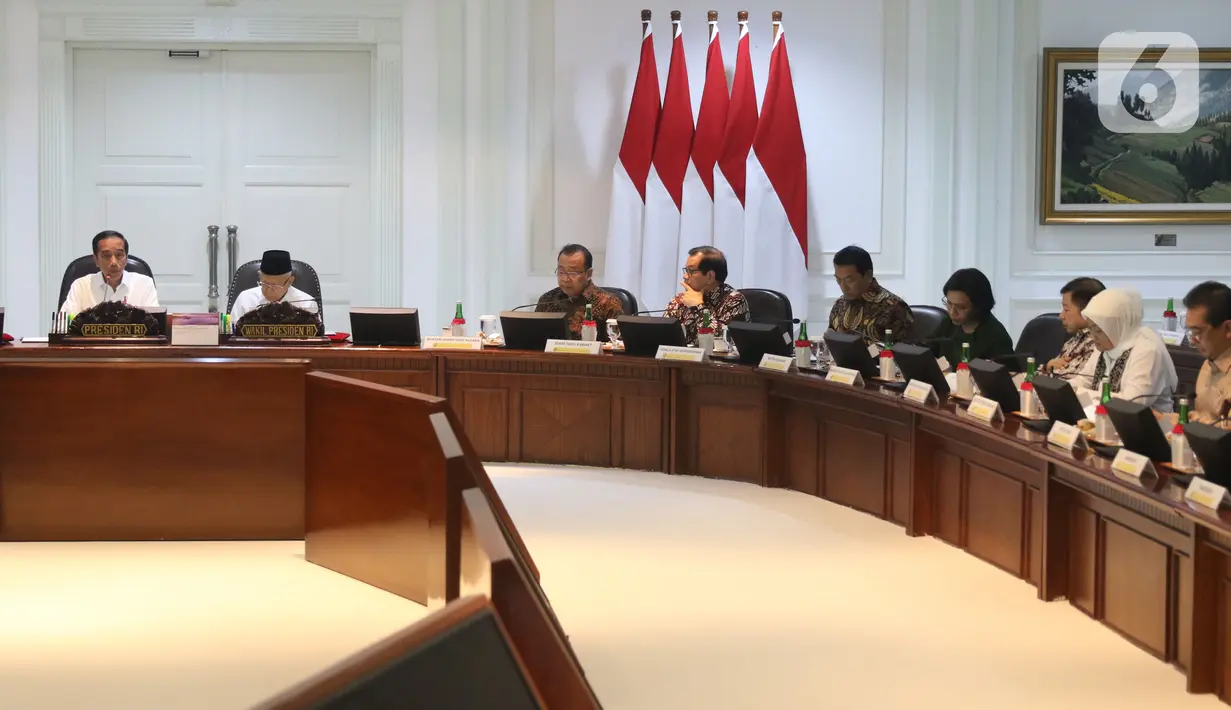 Presiden Jokowi didampingi Wakil Presiden Ma'ruf Amin memimpin rapat terbatas (ratas) di Kantor Presiden, Jakarta, Rabu (30/10/2019). Rapat terbatas perdana dengan jajaran menteri Kabinet Indonesia Maju itu membahas Penyampaian Program dan Kegiatan di Bidang Perekonomian. (Liputan6.com/Angga Yuniar)