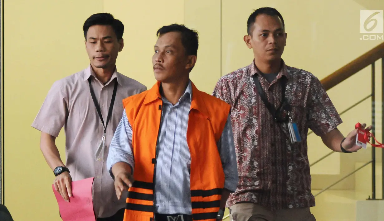Mantan Ketua DPRD Kota Malang, M Arief Wicaksono (tengah) usai menjalani pemeriksaan di Gedung KPK, Jakarta, Kamis (2/11). Moch Arief Wicaksono merupakan tersangka dugaan suap APBD-P Pemkot Malang TA 2015. (Liputan6.com/Helmi Fithriansyah)