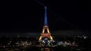 Foto ini menunjukkan Menara Eiffel yang diterangi dengan warna bendera Ukraina untuk menandai ulang tahun ketiga invasi Rusia ke Ukraina, di Paris, pada 24 Februari 2025. (Behrouz MEHRI/AFP)