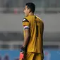 Choirul Huda, Kiper Persela Lamongan saat menjadi kapten timnya melawan  PS TNI pada lanjutan Liga 1 Indonesia 2017 di Stadion Pakansari, Bogor, Sabtu (27/5/2017). PS TNI menang 3-2. (Bola.com/Nicklas Hanoatubun)