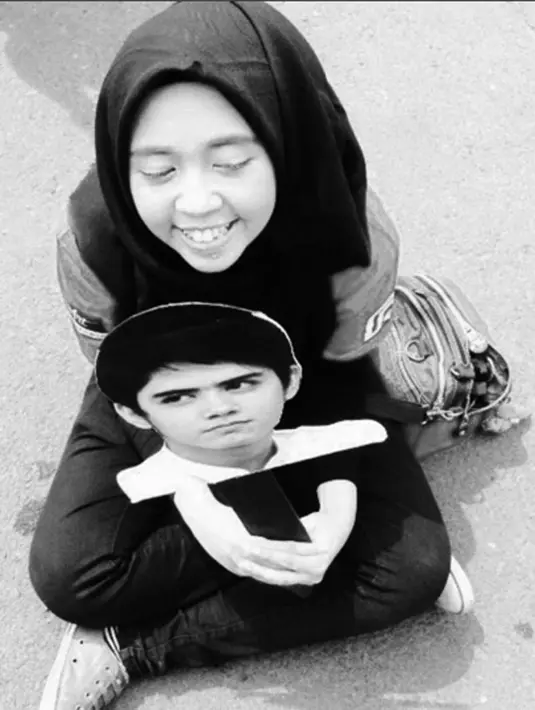 Gema yang merupakan drummer band Aliando turut hadir di hari ulang tahunnya yang ke-19. Rupanya Gema dan Aliando sering berbagi ilmu dalam bermusik. (via instagram/@aliandooo)