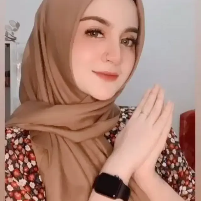 6 Gaya Irene Ghea saat Pakai Hijab Ini Tampil Memesona