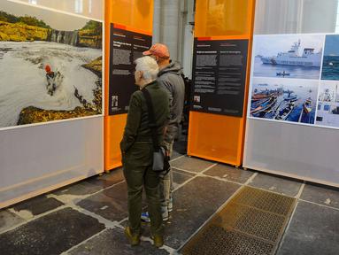 Pengunjung mengamati karya foto pemenang World Press Photo (WPP) 2024 di De Nieuwe Kerk Amsterdam, Belanda, Rabu (22/5/2024). (merdeka.com/Arie Basuki)