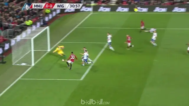 Berita video momen memalukan Henrikh Mkhitaryan saat berlaga untuk Manchester United. This video presented by BallBall.