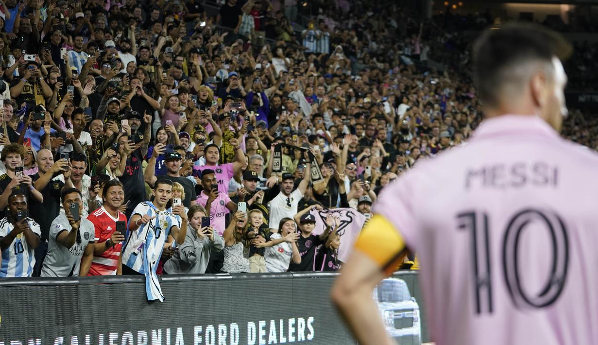 <p>Chueko bahkan berhasil menangkap si penerobos lapangan sebelum petugas lapangan datang. Dia kemudian menyerahkan fans tersebut kepada steward untuk dibawa keluar lapangan. (AP Photo/Ryan Sun)</p>