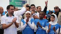 Mantan bintang Barcelona, Xavi Hernandez, mengunjungi  pengungsi Palestina di Kamp Al-Baqaa, Amman, Kamis (29/9/2016). Pada kunjungan ini pria Spanyol itu memberikan pelatihan sepak bola. (AFP/Khalil Mazraawi)