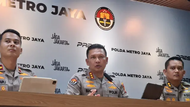 Kabid Humas Polda Metro Jaya, Kombes Pol. Budi Hermanto, memberikan keterangan terkait kecelakaan kereta di Stasiun Bekasi Timur. (Liputan6.com/Rifqy Alief)