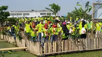 Pemprov DKI Jakarta bersama 500 relawan dari Jepang melakukan penanaman bibit bakau di pesisir Utara Jakarta, Sabtu (22/9/2018). (Liputan6.com/Ika Defianti)