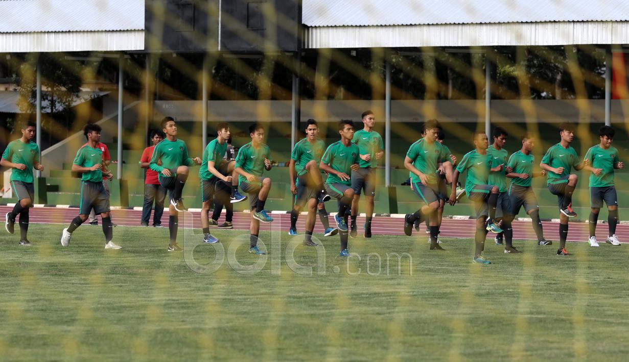 Para pemain Timnas U-19 saat melakukan pemanasan di Stadion Atang Sutresna Kopasus, Cijantung, Kamis (06/04/2017). Latihan ini bagian dari seleksi tim persiapan Piala AFF U-18 di Myanmar. (Bola.com/Nicklas Hanoatubun)