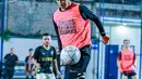 Tak sedikit netizen yang menilai rambut gondrong Abidzar saat bermain bola membuatnya terlihat semakin menawan. Begini ekspresi serius pemain sinetron Insya Allah Surga ini saat bermain bola.(Liputan6.com/IG/@abidzar73)