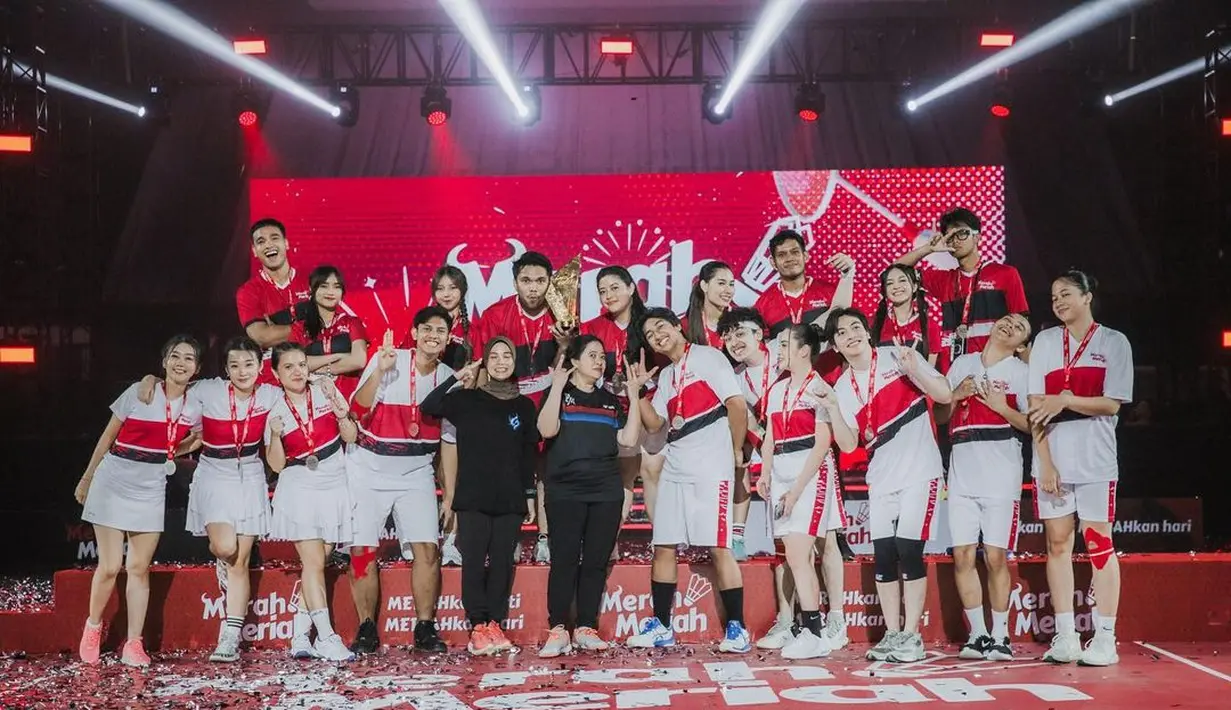 Di sebuah acara olahraga, Fuji tampil chic dengan seragam badminton. Berpose bersama Puan Maharani dan Atiqoh, istri Ganjar Pranowo, Fuji mengenakan atasan jersey lengan pendek dengan rok lipitnya, serta sneakers hijau. Gaya rambut unik nan manis Fuji di sini jadi sorotan. [Foto: Instagram/fuji_an]