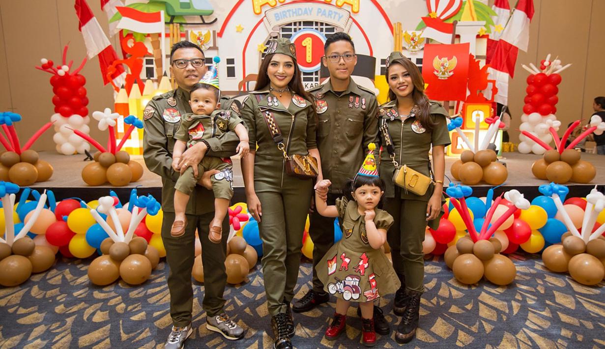 Anang Hermansyah dan keluarga kecilnya merayakan ulang tahun Arsya dengan memakai baju kompakan.(Liputan6.com/IG/@aurelie.hermansyah)