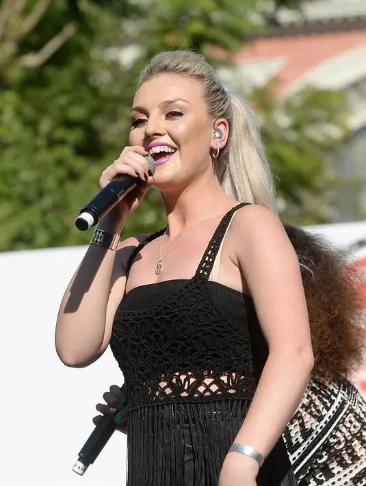 “Empat tahun berhubungan, dua tahun bertunangan, diakhiri dengan sebuah pesan singkat. Hanya itu,” tulis Perrie dalam bukunya. (AFP/Bintang.com)