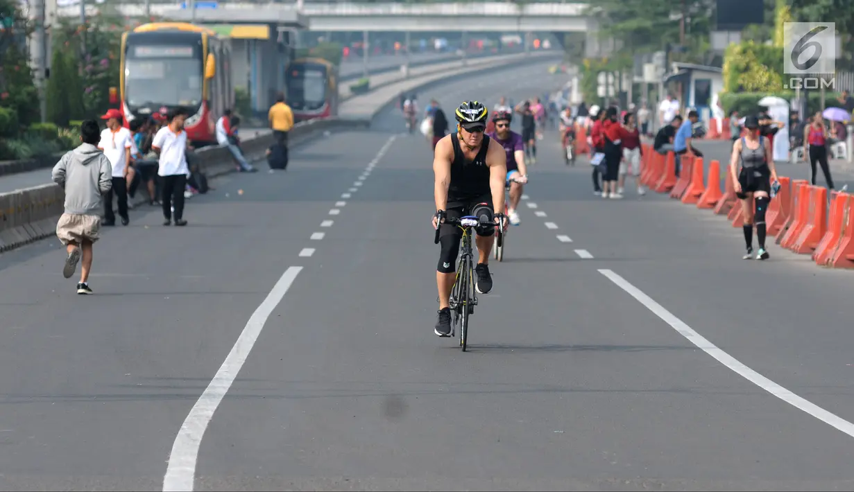 Warga bersepeda di Jalan Jenderal Sudirman saat pelaksanaan Hari Bebas Kendaraan Bermotor (HBKB), Jakarta, Minggu (3/6). Pemprov DKI Jakarta berencana meniadakan pelaksanaan HBKB pada 10, 17, dan 24 Juni 2018. (Liputan6.com/Helmi Fithriansyah)