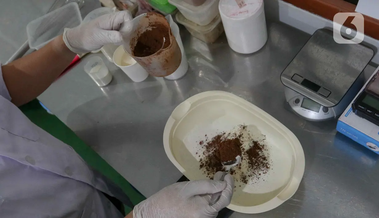 Saat ini, hanya tersedia dua rasa susu ikan, coklat dan stroberi. Tidak tersedia rasa original. (Liputan6.com/Herman Zakharia)