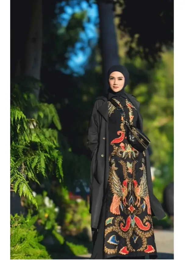 6 Outfit Batik Kantor Wanita Berjilbab ala Mulan Jameela, Elegan dan Stylish