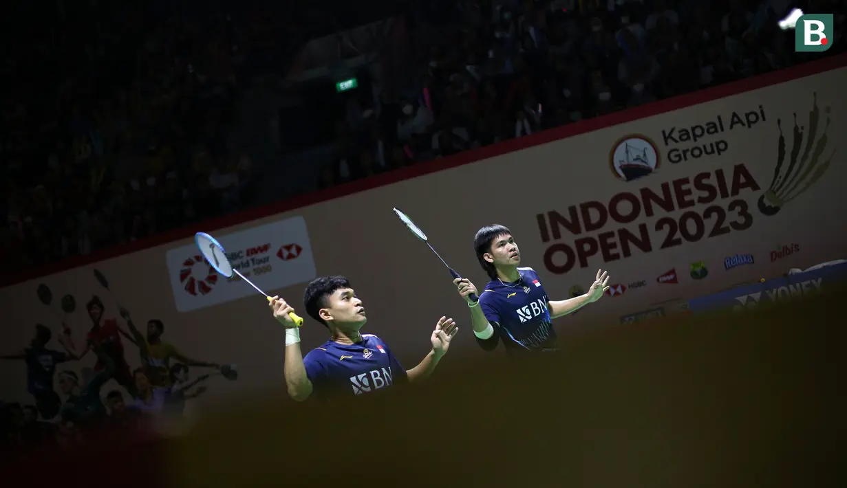 <p>Ganda putra Indonesia, Leo Rolly Carnando/Daniel Marthin saat menghadapi wakil Jepang, Ayato Endo/Yuta Takei pada laga babak 32 besar Kejuaraan Bulu Tangkis Indonesia Open 2023 di Istora Senayan, Jakarta, Selasa (13/6/2023). Leo Rolly Carnando/Daniel Marthin menang rubber game 23-21, 8-21 dan 21-12. (Bola.com/Bagaskara Lazuardi)</p>