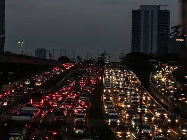 Kendaraan terjebak kemacetan di Pancoran, Jakarta, Kamis (21/4/2022). Kemacetan tersebut dikarenakan banyaknya (peningkatan volume) kendaraan di jalan di sekitar jam berbuka puasa. (Liputan6.com/Johan Tallo)