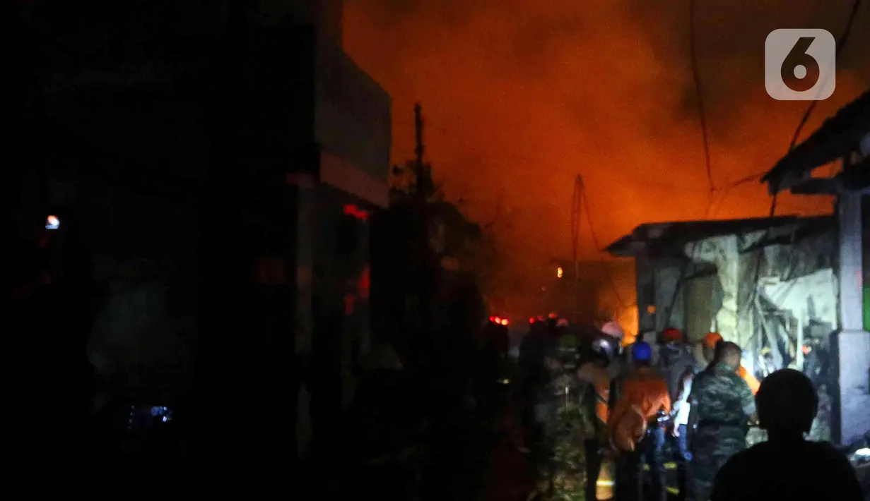 Kobaran api membumbung tinggi menghanguskan kawasan sekitar Depo Pertamina Plumpang, Jakarta Utara, Jumat (3/3/2023) malam. Berdasar informasi yang diterima Liputan6.com, kejadian terjadi sekitar pukul 20.11 WIB. Adapun objek yang terbakar ialah pipa bensin Pertamina. (Liputan6.com/Herman Zakharia)
