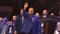SBY melambaikan tangan saat menghadiri HUT ke-15 Partai Demokrat di Jakarta Convention Center, Selasa (7/2). Dalam pidato politik itu ada tiga komponen utama yang disampaikan mantan Presiden Indonesia ke-6 tersebut. (Liputan6.com/Helmi Afandi) 