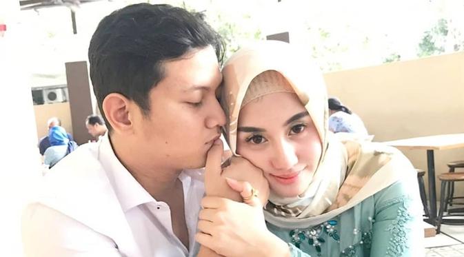 Wakil Bupati Trenggalek, Muhammad Nur Arifin bersama sang istri, Novita Hardini. (dok. Instagram @novitamochamad/https://www.instagram.com/p/Bs3OHlqgfED/Putu Elmira)
