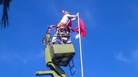 Hanoman  mengantarkan sang merah putih menuju ujung tiang bendera dan memasangkan tali pengikat bendera (Liputan6.com/Dewi Divianta)