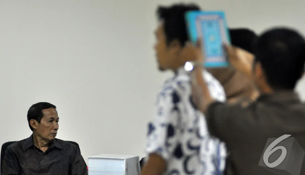 Saksi kasus proyek pengadaan dan pemasangan IT di perpustakaan UI disumpah oleh hakim sebelum memberikan keterangan di Pengadilan Tipikor, Jakarta, Rabu (29/10/2014). (Liputan6.com/Miftahul Hayat)