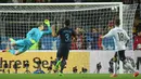 Kiper Inggris, Joe Hart gagal mengahalau bola masuk ke gawangnya. Gol kemenangan Jerman baru tercpita saat laga memasuki menit ke-69. (AFP/Bernd Thissen)
