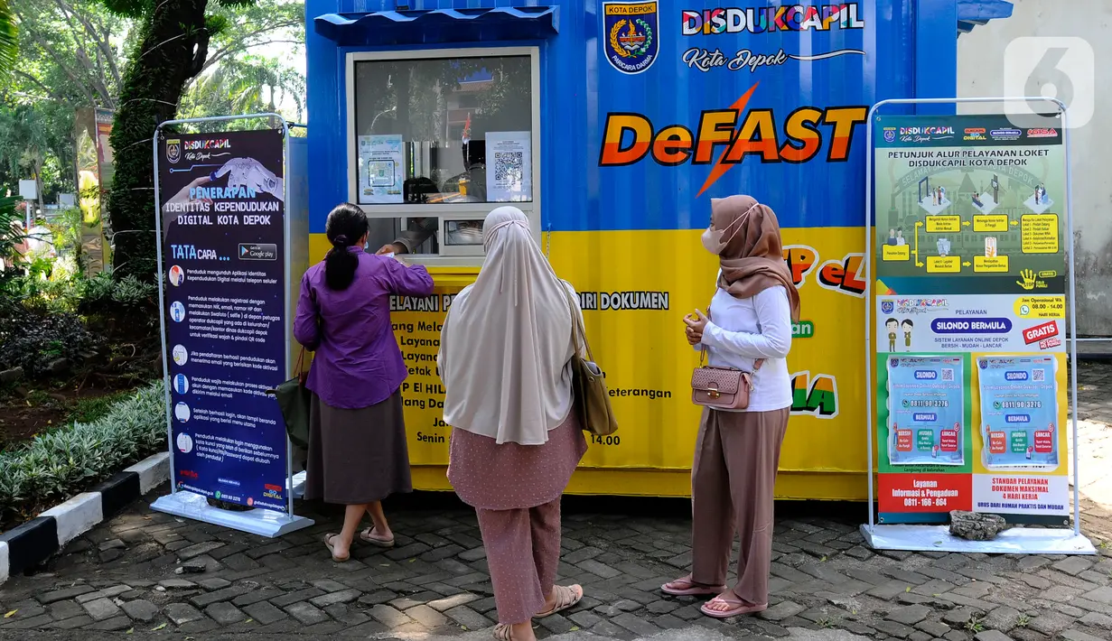 Warga mengambil dokumen kependudukan melalui layanan Drive Thru De Fast di halaman Kantor Pemkot Depok, Depok, Jawa Barat, Senin (26/9/2022).Drive Thru De Fast bertujuan mempermudah dan mempercepat warga mendapatkan dokumen kependudukan seperti E-KTP, Kartu Identitas Anak (KIA) dan pembuatan KTP digital. (merdeka.com/Arie Basuki)