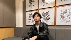 Melihat penampilan Angga Yunanda saat mengenakan jaket hitam ini, tak sedikit netizen yang menyebutnya punya aura akkor Korea, Taehyung. Gaya kece-nya sukses menemani Shenina Cinnamon makan malam. (Liputan6.com/IG/@anggayunandareal16).