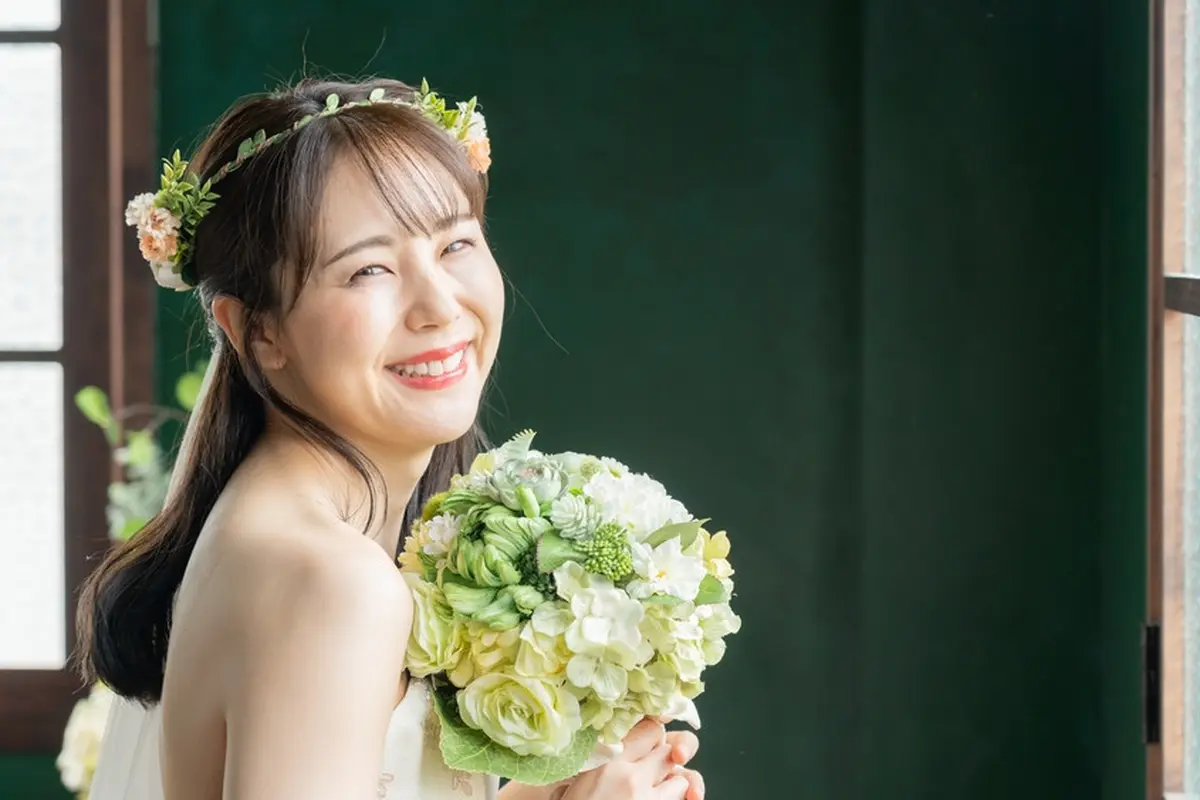 perempuan cantik menikah tertawa