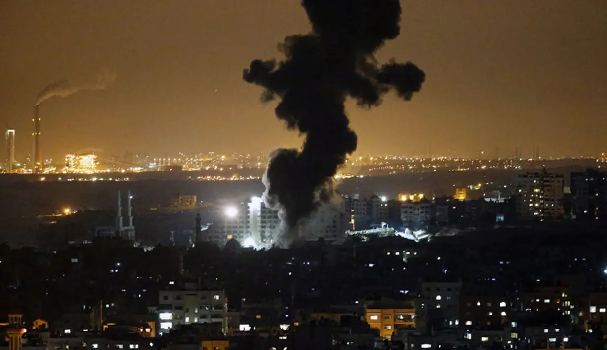 Asap hitam mengepul menyusul serangan udara militer Israel ke kota Gaza, Palestina, (12/7/2014). (AFP PHOTO/Thomas Coex)