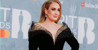 Adele tampil pertama kali red carpet setelah vakum lima tahun di BRIT Awards 2022. Penampilannya yang elegan berhasil mencuri perhatian warganet. (instagram/brits)