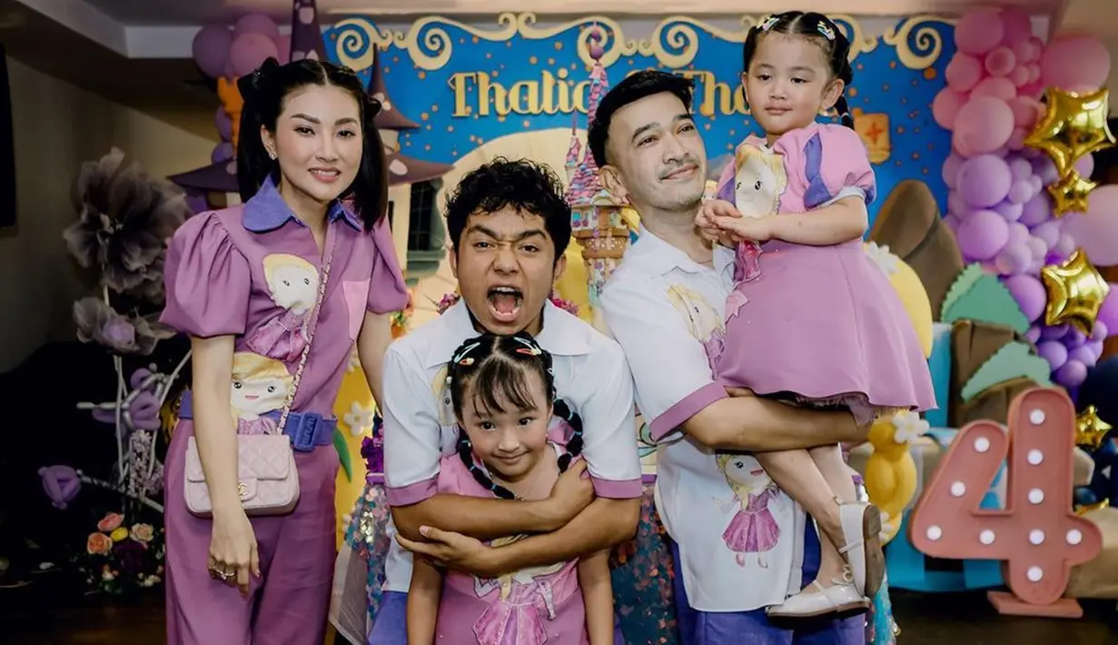 Thalia dan Thania sendiri memang diketahui lahir pada tanggal yang sama, yakni 5 Juni. Ruben juga mengungkapkan jika kedua anaknya ingin acara ulang tahun digelar dihari yang sama dengan tanggal lahirnya. (Liputan6.com/IG/@ruben_onsu)
