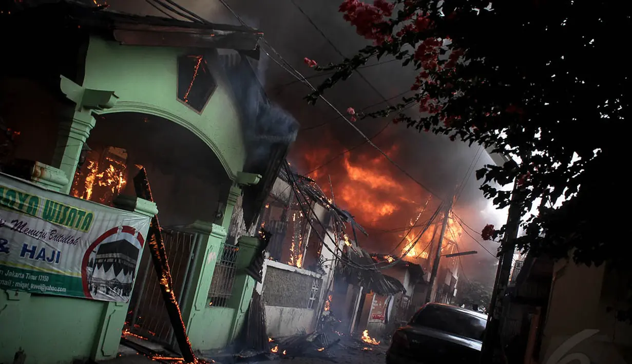 Hingga kini penyebab kebakaran yang melanda Kompleks Bearland di Kelurahan Kebon Manggis, Matraman, Jakarta belum diketahui, (14/10/14). (Liputan6.com/Faizal Fanani)