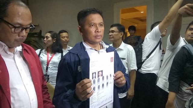 Penyidik Bareskrim menggeledah kediaman tersangka korupsi kondensat yang kini buron (Liputan6.com/Nafiysul Qodar)