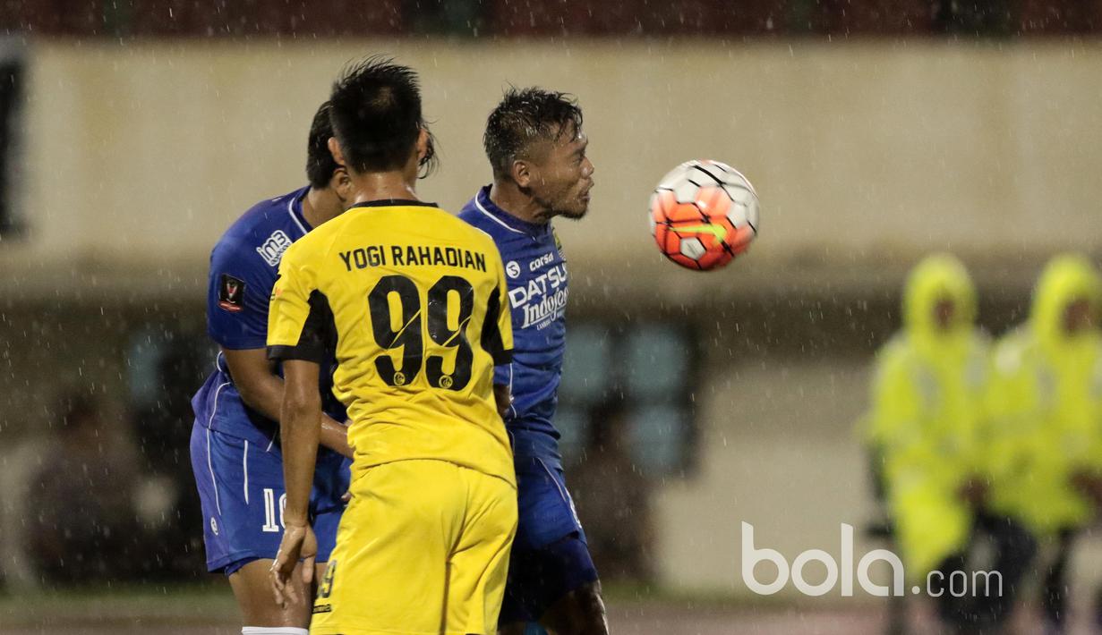 Duel Pemain Persib Bandung, Toni Sucipto dengan pemain  Mitra Kukar di Stadion Manahan, Solo. Jumat (25/2/2017). (Bola.com/Nicklas Hanoatubun)