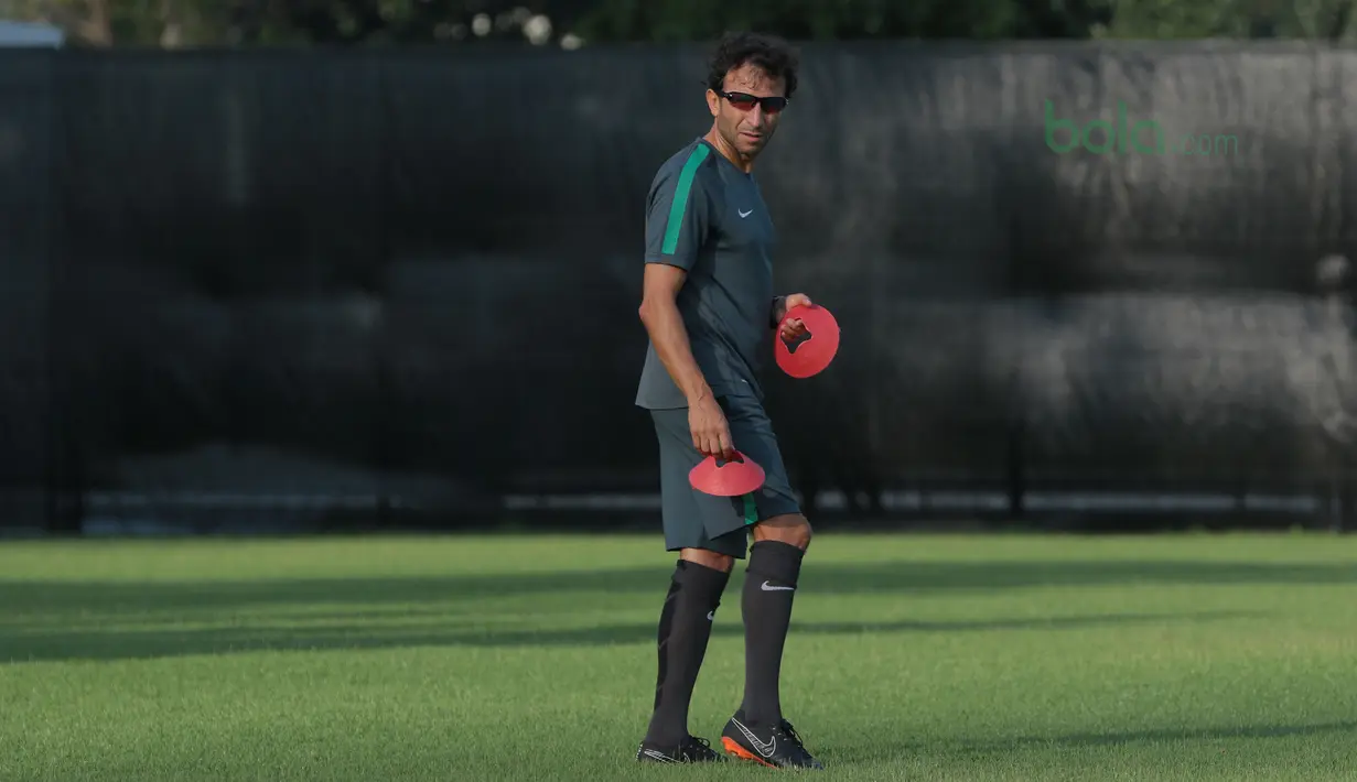 Pelatih Timnas Indonesia U-23, Luis Milla memimpin sesi latihan di Lapangan ABC Senayan, Jakarta (22/6/2018). Timnas melakukan persiapan untuk melawan Korea pada laga uji coba 23 Juni 2018. (Bola.com/Nick Hanoatubun)