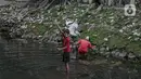 Seorang anak menunjukkan belut yang didapatnya di anak kali menteng, Jakarta, Selasa (8/6/2021). Ruang bermain anak-anak di Jakarta kian terbatas. Terbatas lahan bermain membuat anak-anak Jakarta bermain ditempat yang tak semestinya demi mencari kesenangan. (Liputan6.com/Faizal Fanani)
