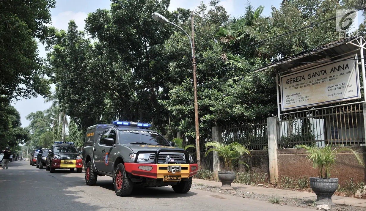 Kendaraan tim Gegana Polda Metro Jaya terlihat di depan Gereja Santa Anna Duren Sawit, Jakarta Timur, Senin (14/5). Tim Gegana melakukan penyisiran di dalam area Gereja menyusul teror bom melalui telepon gelap di gereja itu. (Merdeka.com/Iqbal S. Nugroho)