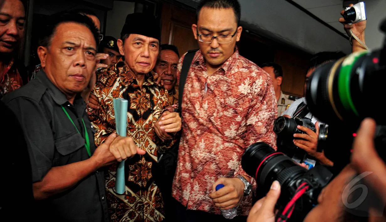 Hadi Poernomo dikawal keluar ruang sidang usai menjalani sidang praperadilan KPK di PN Jakarta Selatan, Selasa (26/5/2015). Hakim tunggal Haswandi mengabulkan permohonan praperadilan yang diajukan mantan Ketua BPK tersebut (Liputan6.com/Yoppy Renato)