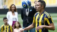 Jugling Robin van Persie di depan publik Fenerbahce. (EPA/ULAS YUNUS TOSUN)