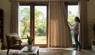 7 Cara Membersihkan Gorden Berdebu Tanpa Harus Dicopot, Cukup Pakai Bahan yang Ada di Rumah