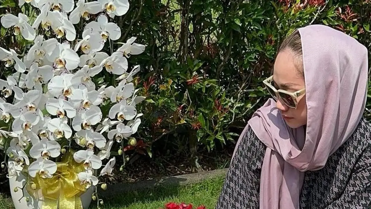 Bunga Citra Lestari ke makam Ashraf Sinclair (Instagram/itsmebcl)