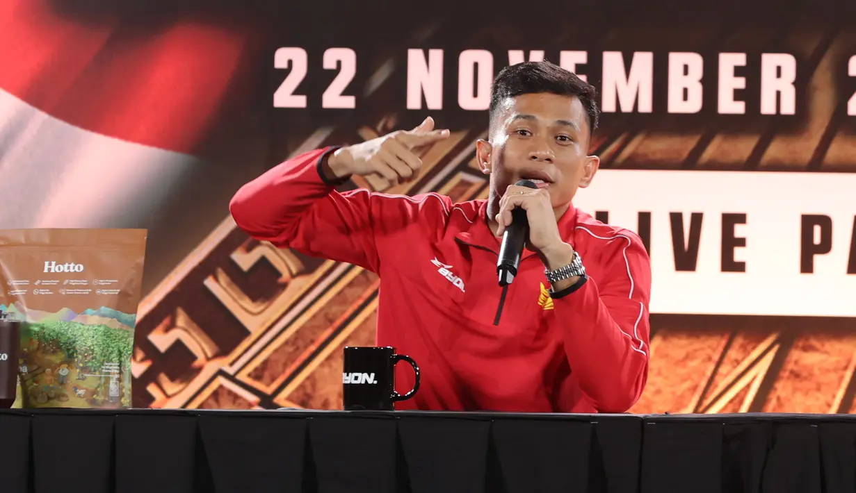 Pertarungan utama dalam Byon Combat Showbiz Vol. 6: Indonesia vs Malaysia II akan mempertemukan Ronal Siahaan vs Putra Abdullah. Tampak dalam foto, petarung Mixed Martial Arts (MMA) asal Indonesia, Ronal Siahaan saat memberi keterangan terkait Byon Combat Showbiz Vol. 6 di Tennis Indoor, Senayan, Jumat (21/11/2025). (Bola.com/M Iqbal Ichsan)
