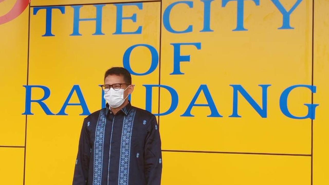 Sandiaga Uno ketika berkunjung ke Sentra IKM Randang Payakumbuh.