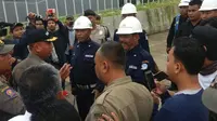 Wakil Wali Kota Bekasi sempat dilarang memasuki lokasi tangga darurat roboh (Liputan6.com/ Fernando Purba)