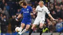 Bek Chelsea, David Luiz melepaskan tendangan pada leg kedua Liga Europa yang berlangsung di Stadion Stamford Bridge, London, Jumat (10/5). Chelsea menang 4-3 atas Eintracht Frankfurt lewat adu penalti. (AFP/Oliver Greenwood)